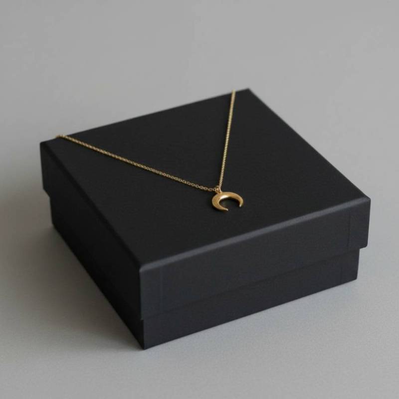 Halskette mit Halbmond-Anhänger