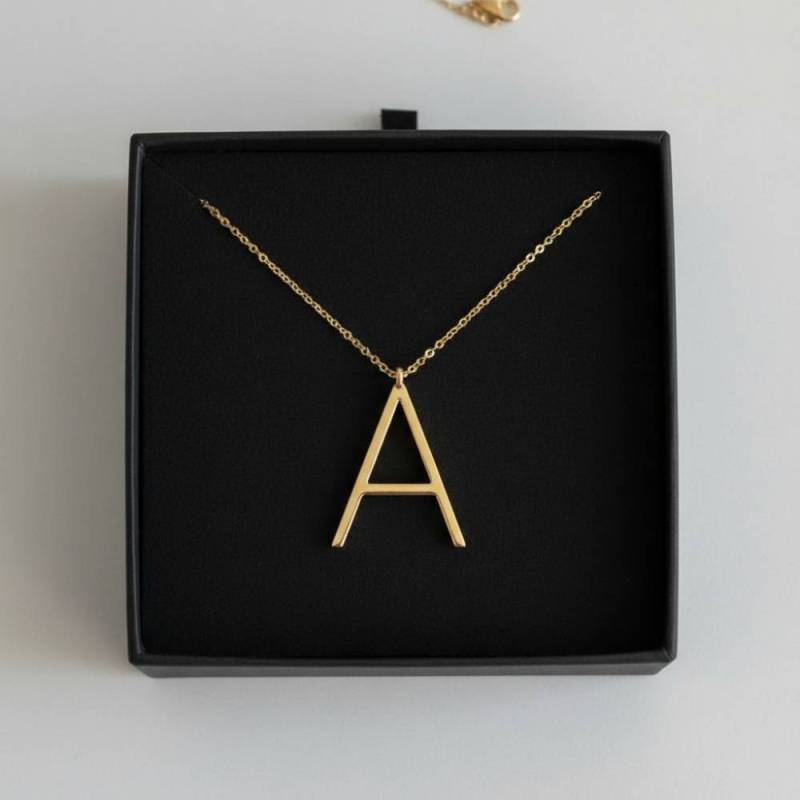 Personalisierte Halskette mit deiner Initiale