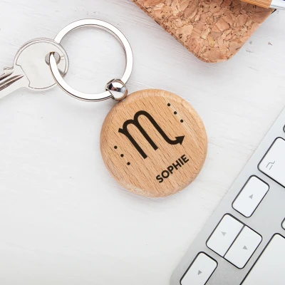 Schlüsselanhänger aus Holz - Mit dem Sternzeichen Skorpion