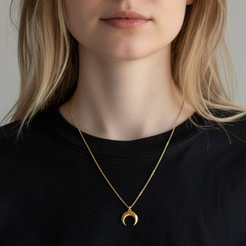 Halskette mit Halbmond-Anhänger