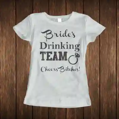 Personalisiertes T-Shirt für den Junggesellinnenabschied – Brides Drinking Team