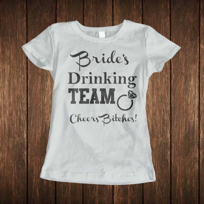 Personalisiertes T-Shirt für den Junggesellinnenabschied – Brides Drinking Team