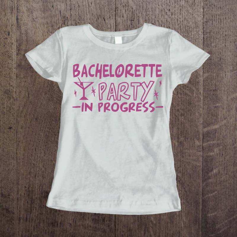 Personalisiertes T-Shirt für den Junggesellinnenabschied – Bachelorette Party In Progress